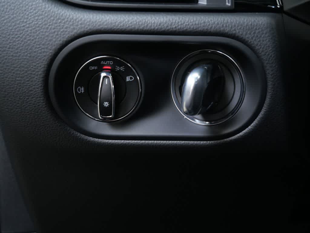 Thumbnail: 2026 Porsche Macan - 17