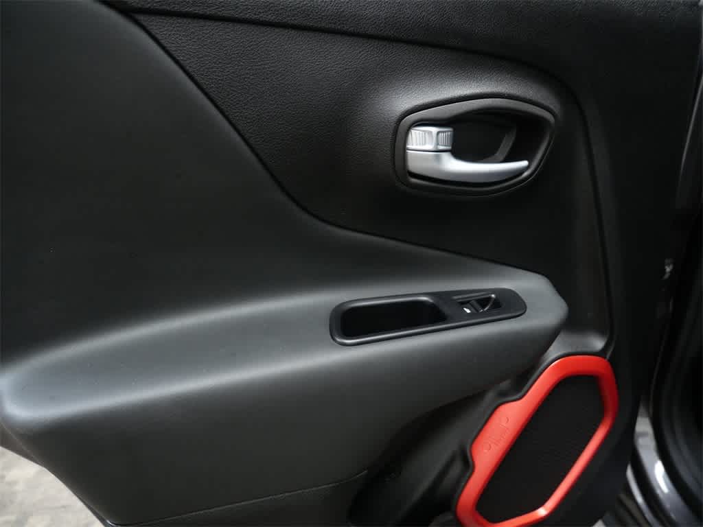 Thumbnail: 2018 Jeep Renegade - 15