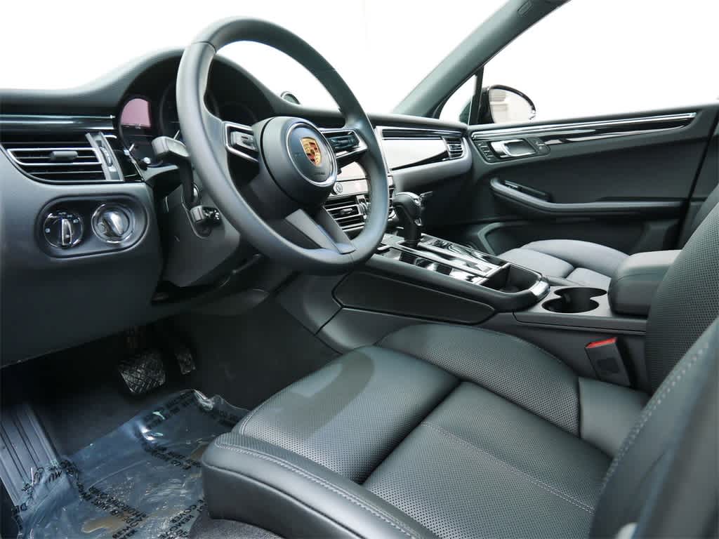 Thumbnail: 2026 Porsche Macan - 4