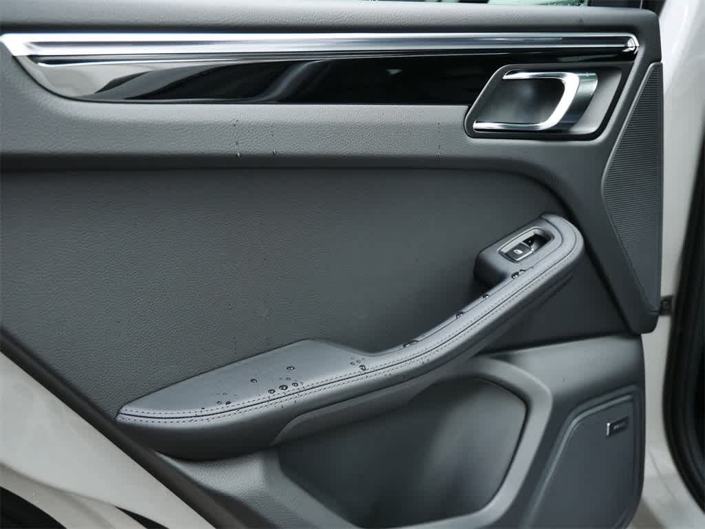 Thumbnail: 2026 Porsche Macan - 14