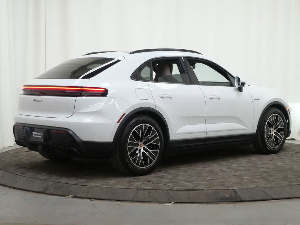 Thumbnail: 2026 Porsche Macan - 7