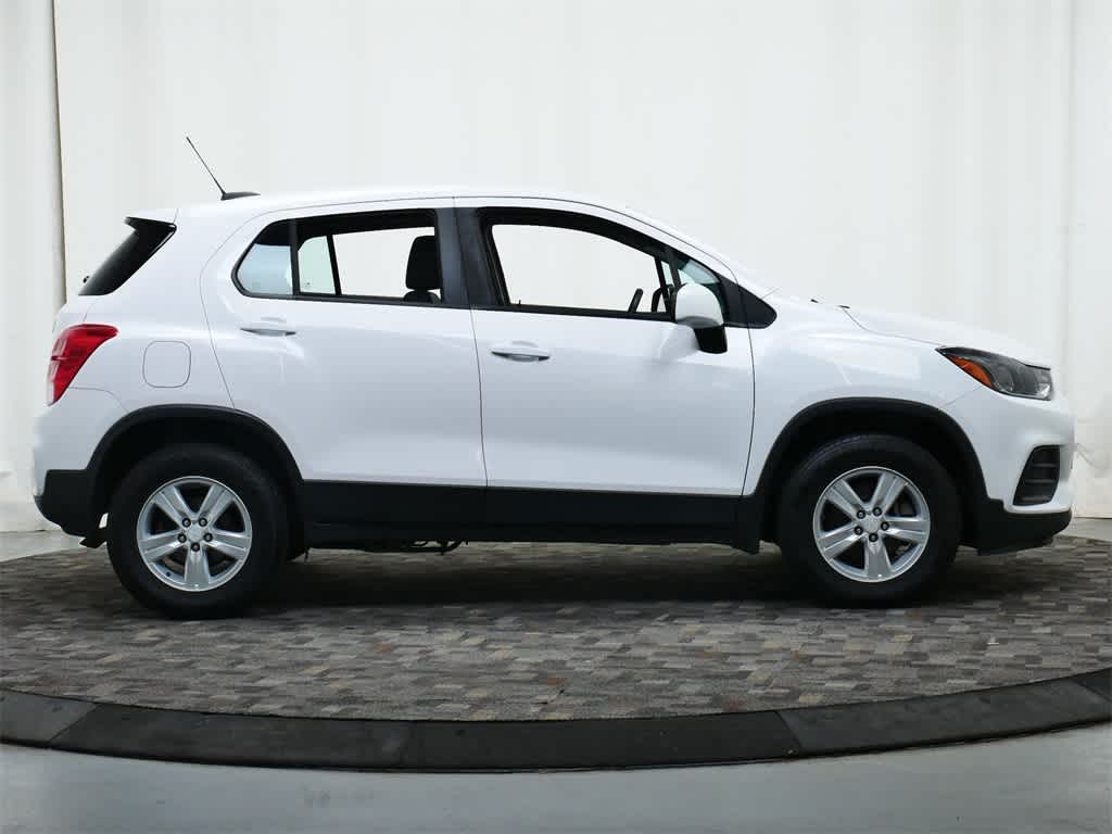 Thumbnail: 2017 Chevrolet Trax - 8