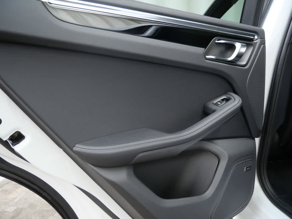 Thumbnail: 2026 Porsche Macan - 13