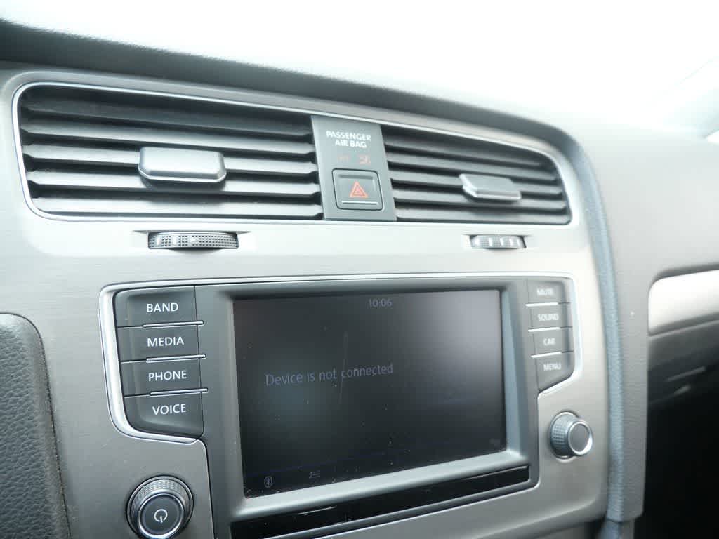 Thumbnail: 2017 Volkswagen e-Golf - 19