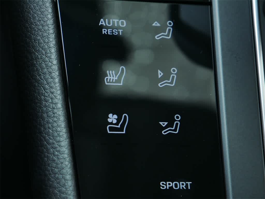 Thumbnail: 2026 Porsche Macan - 27