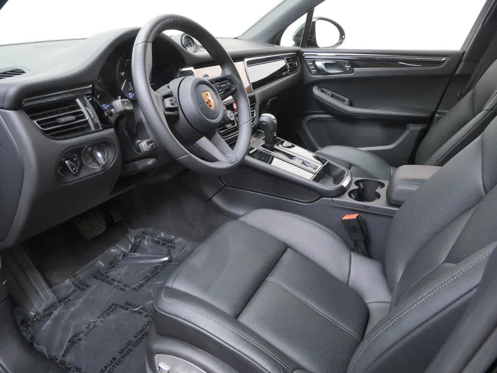 Thumbnail: 2026 Porsche Macan - 4