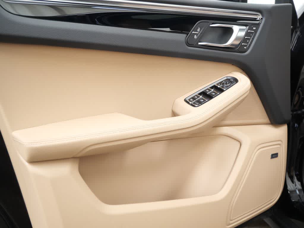 Thumbnail: 2026 Porsche Macan - 11