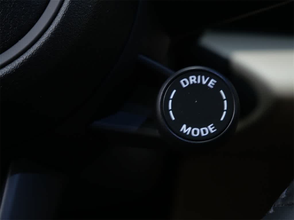 Thumbnail: 2026 Porsche Macan - 20