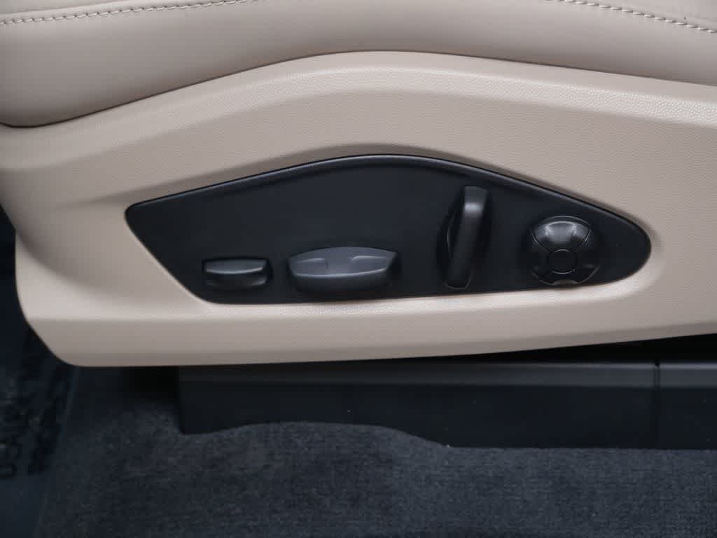 Thumbnail: 2026 Porsche Macan - 12