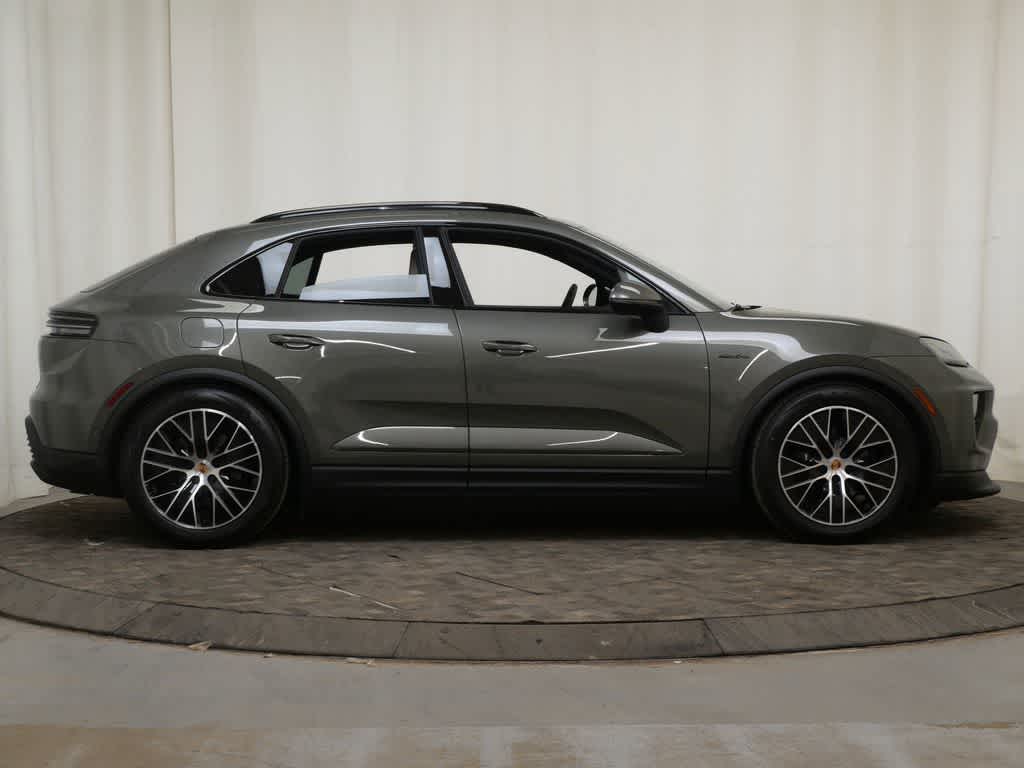 Thumbnail: 2026 Porsche Macan - 8