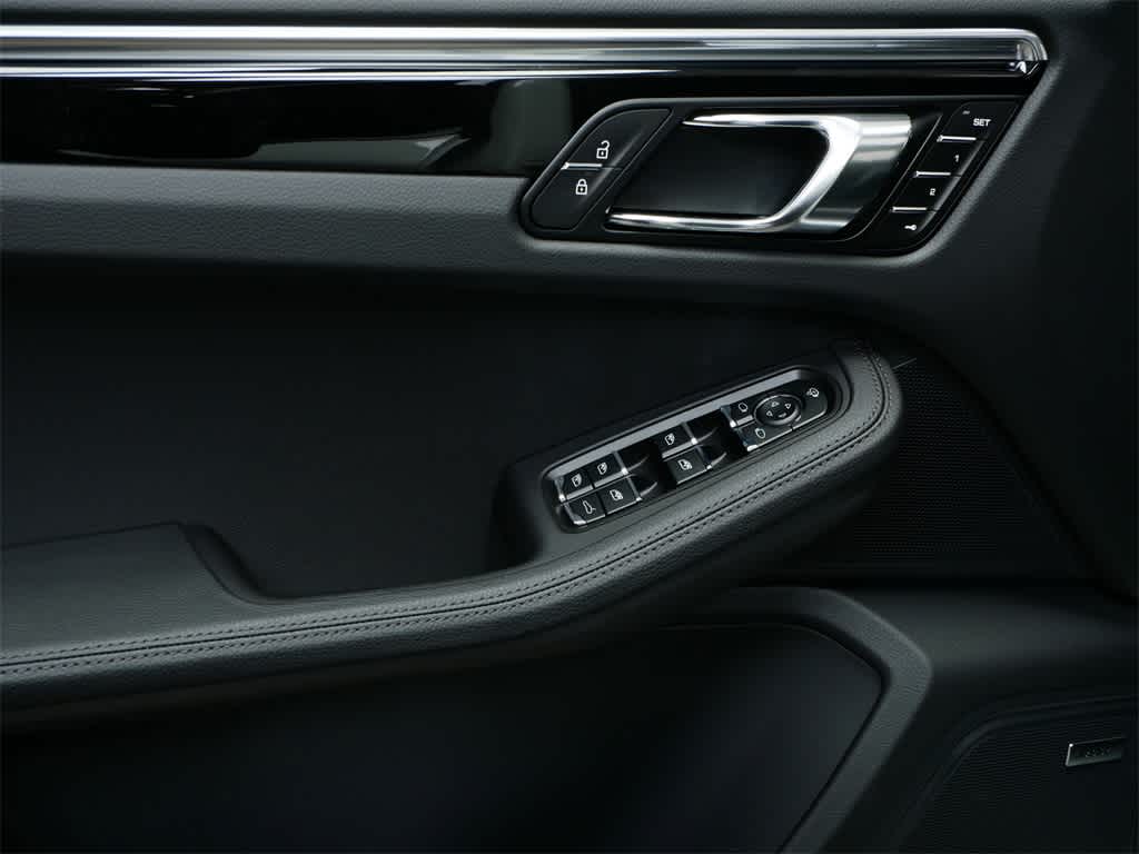 Thumbnail: 2025 Porsche Macan - 12