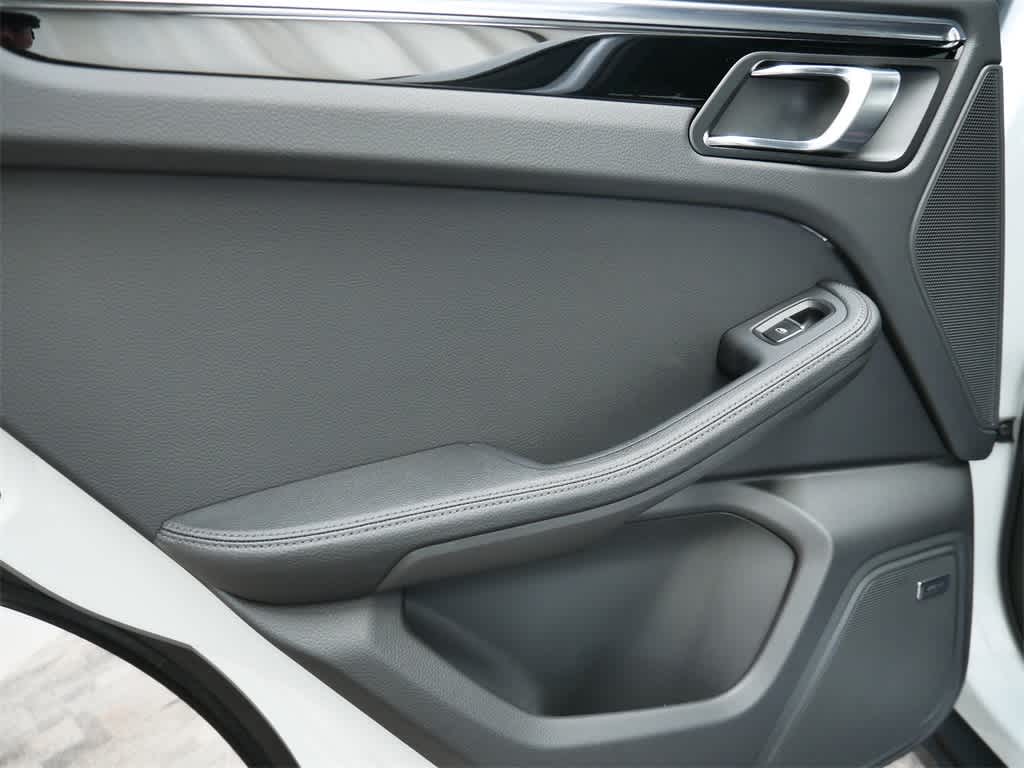 Thumbnail: 2025 Porsche Macan - 14