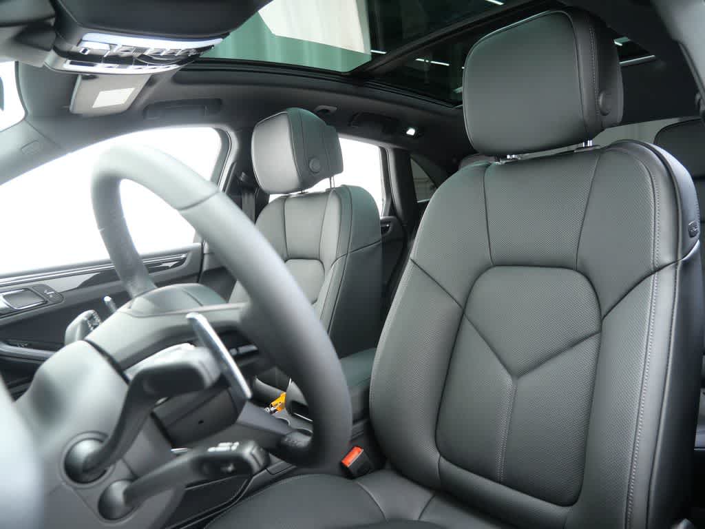 Thumbnail: 2026 Porsche Macan - 5