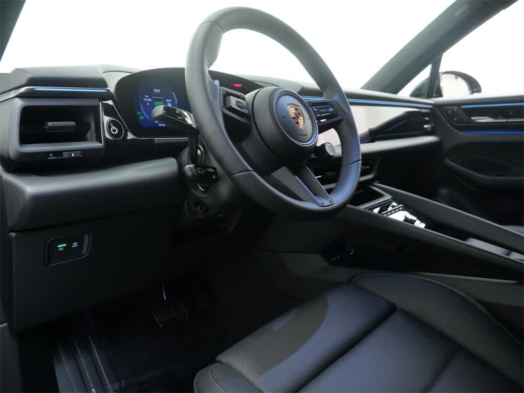 Thumbnail: 2026 Porsche Macan - 4