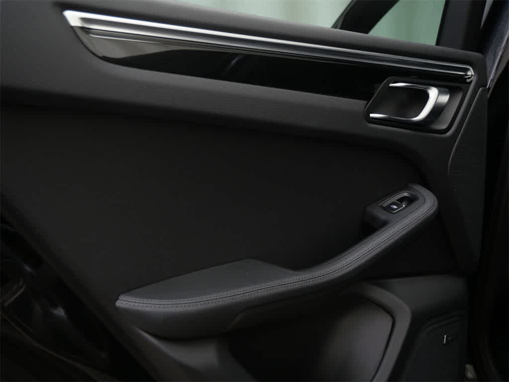 Thumbnail: 2020 Porsche Macan - 13