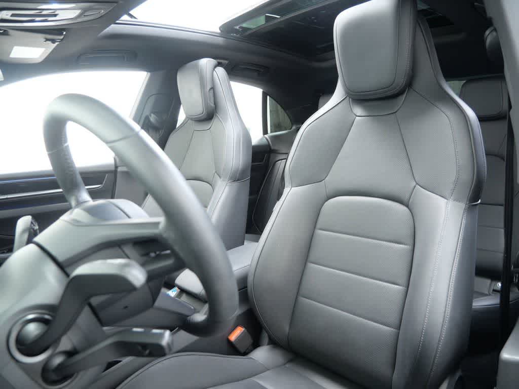 Thumbnail: 2025 Porsche Macan - 5