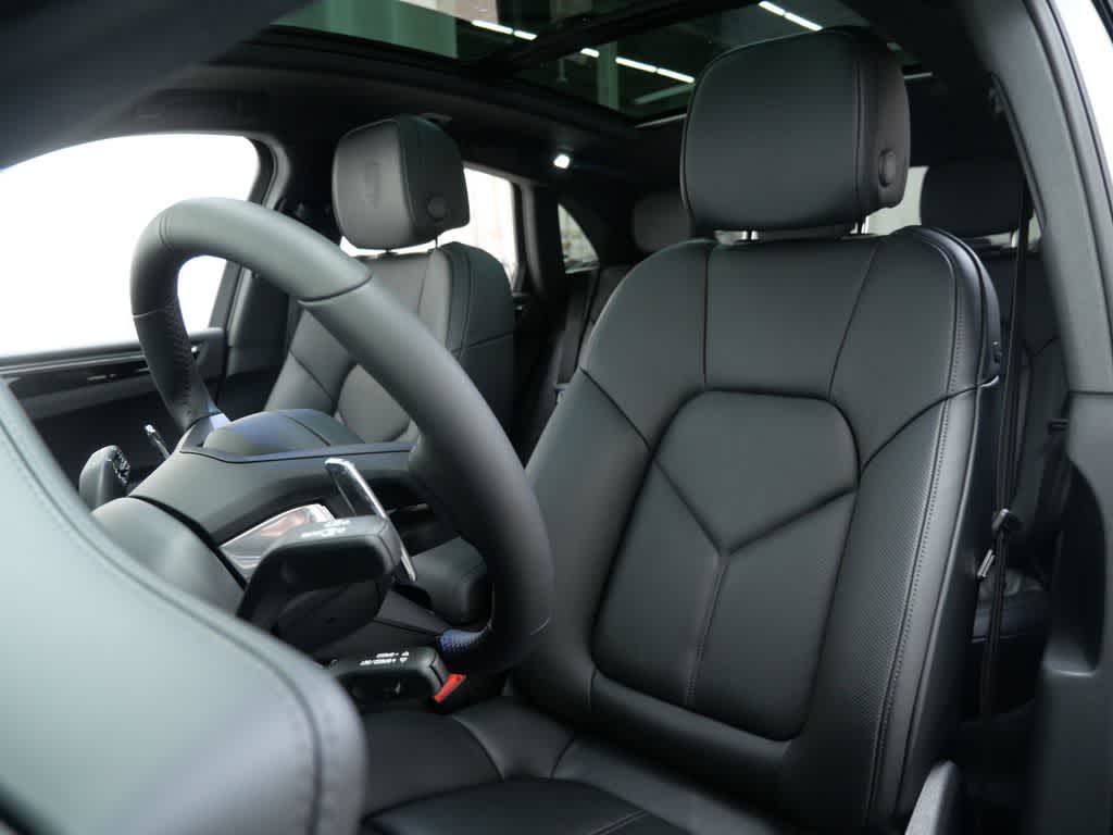 Thumbnail: 2026 Porsche Macan - 5