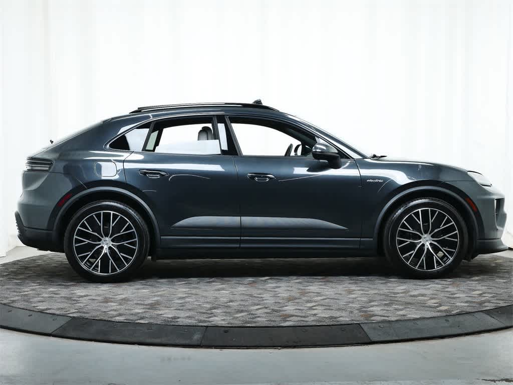 2024 Porsche Macan T 8