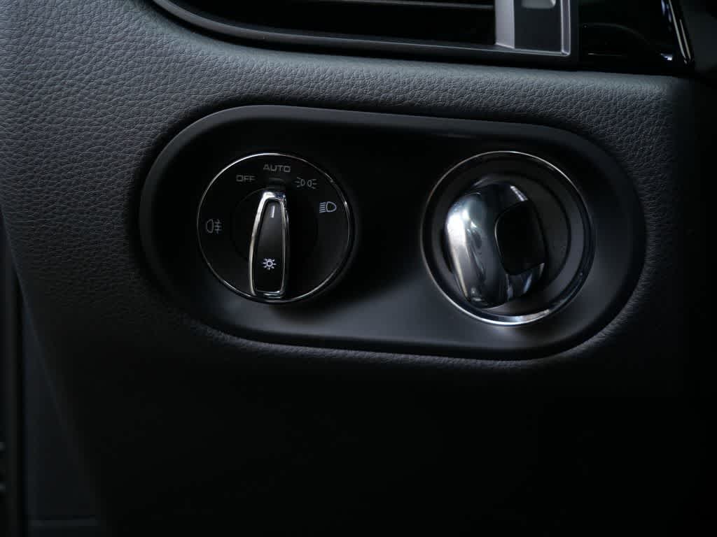 Thumbnail: 2026 Porsche Macan - 18