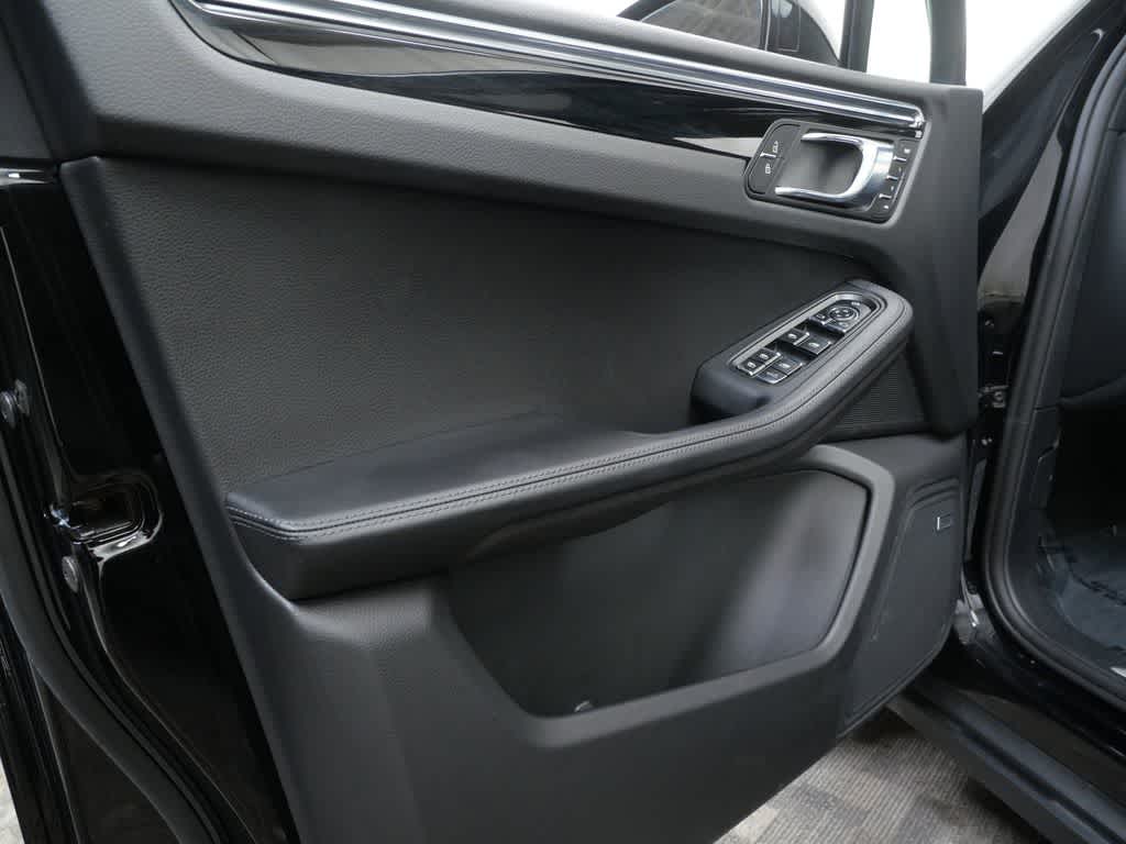 Thumbnail: 2025 Porsche Macan - 11