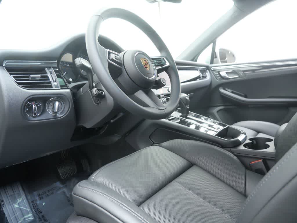 Thumbnail: 2026 Porsche Macan - 4