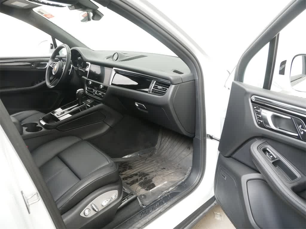 Thumbnail: 2025 Porsche Macan - 25