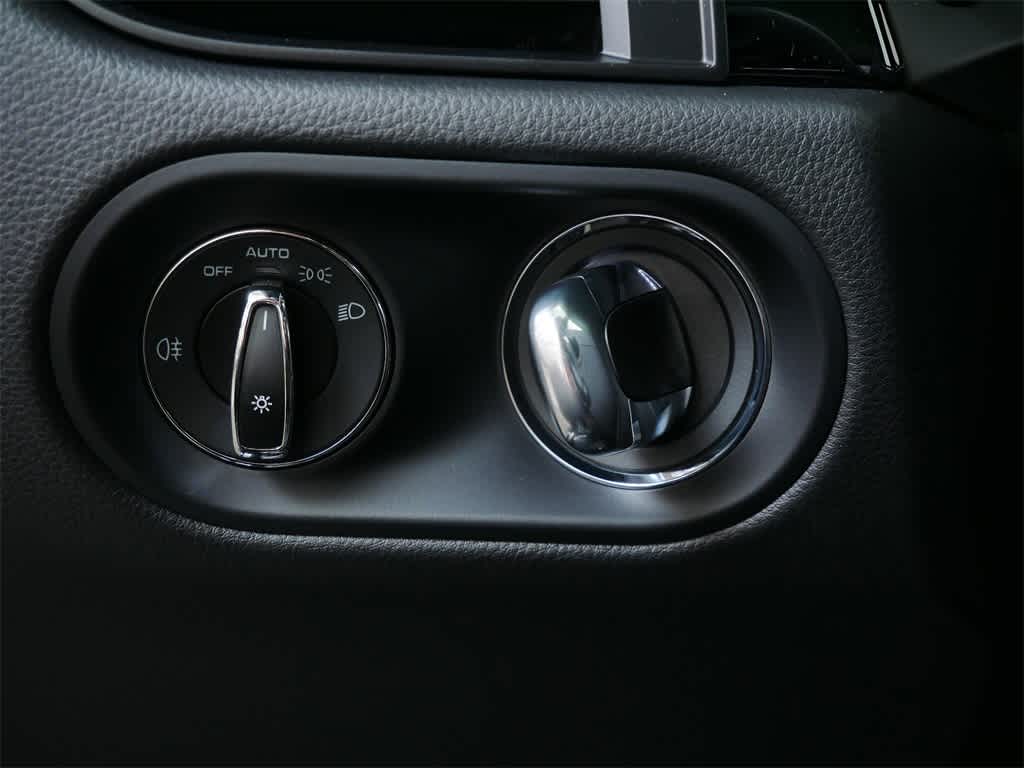 Thumbnail: 2026 Porsche Macan - 17