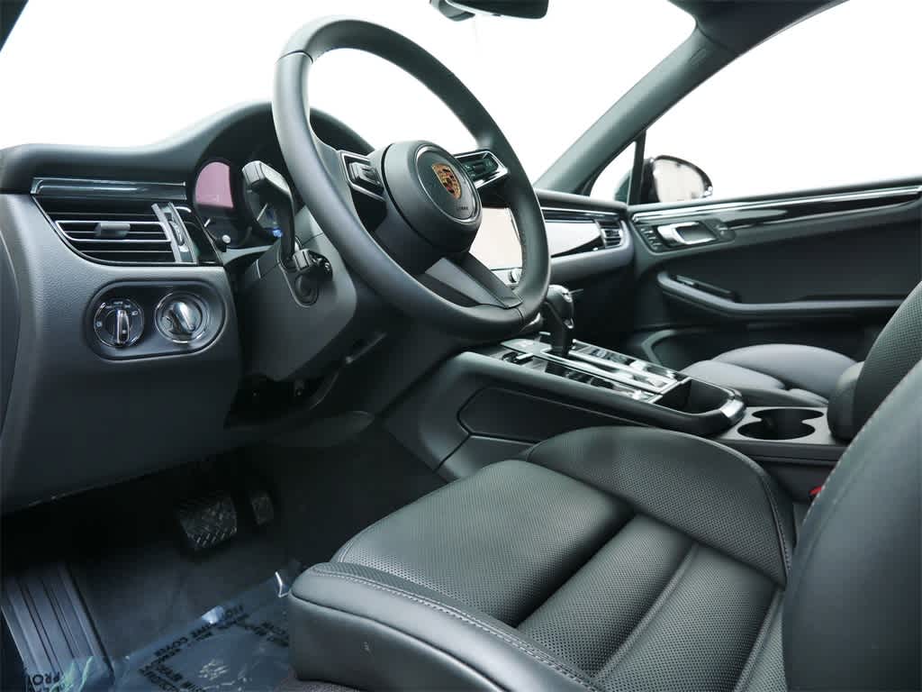 Thumbnail: 2026 Porsche Macan - 4