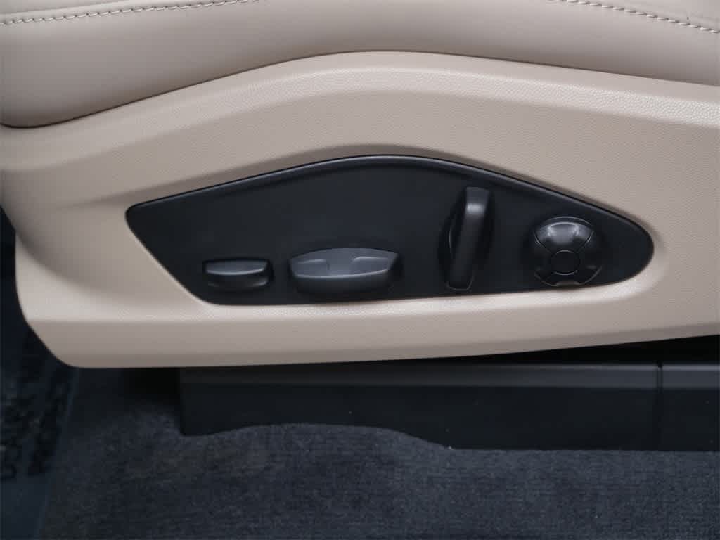 Thumbnail: 2026 Porsche Macan - 12