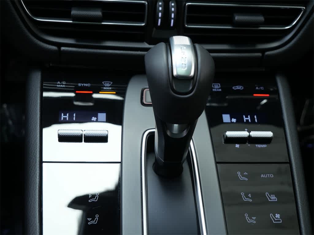 Thumbnail: 2026 Porsche Macan - 25