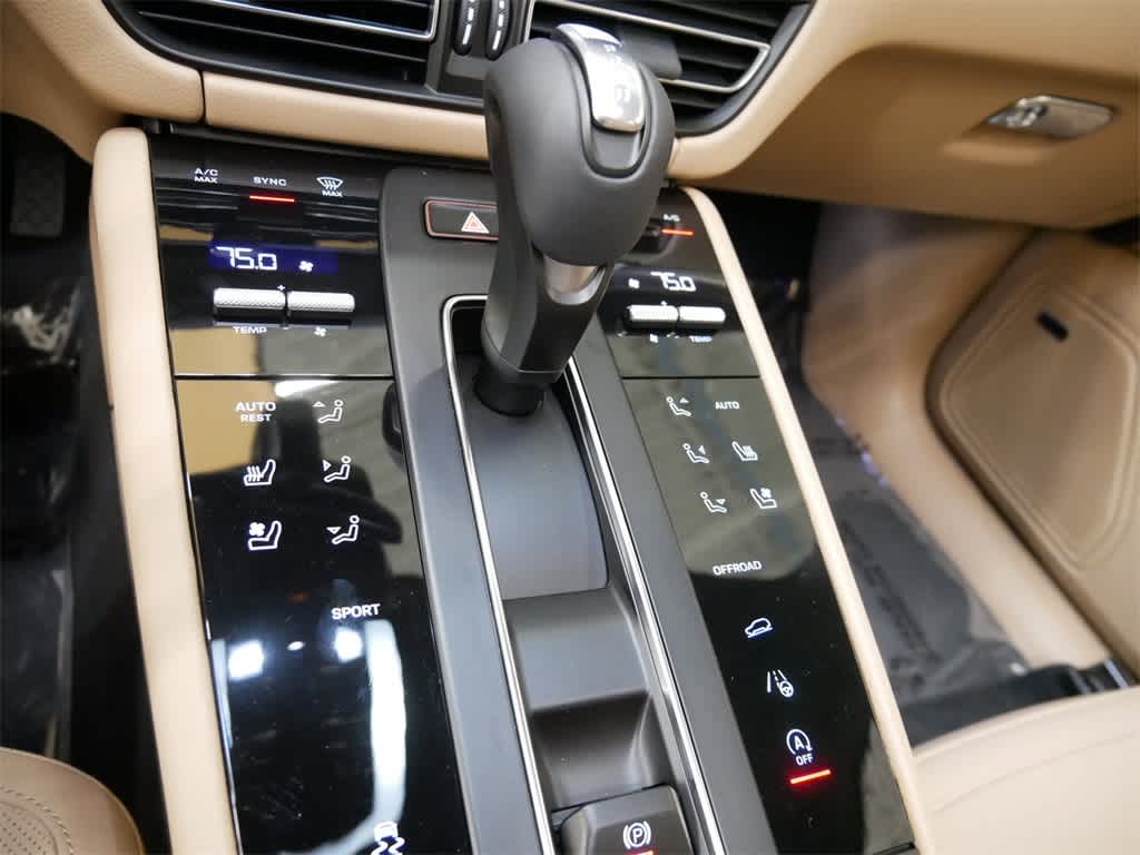Thumbnail: 2025 Porsche Macan - 28
