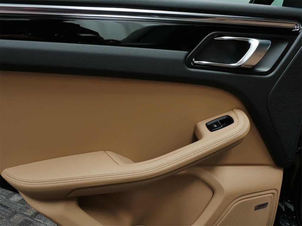Thumbnail: 2025 Porsche Macan - 15
