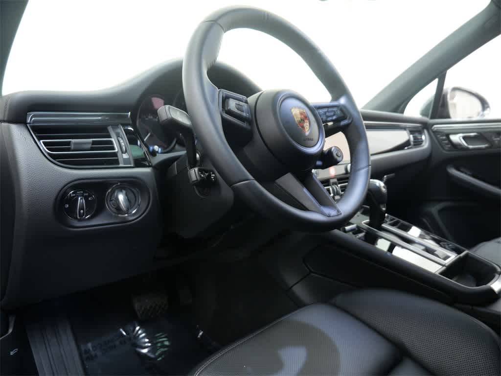 Thumbnail: 2025 Porsche Macan - 4