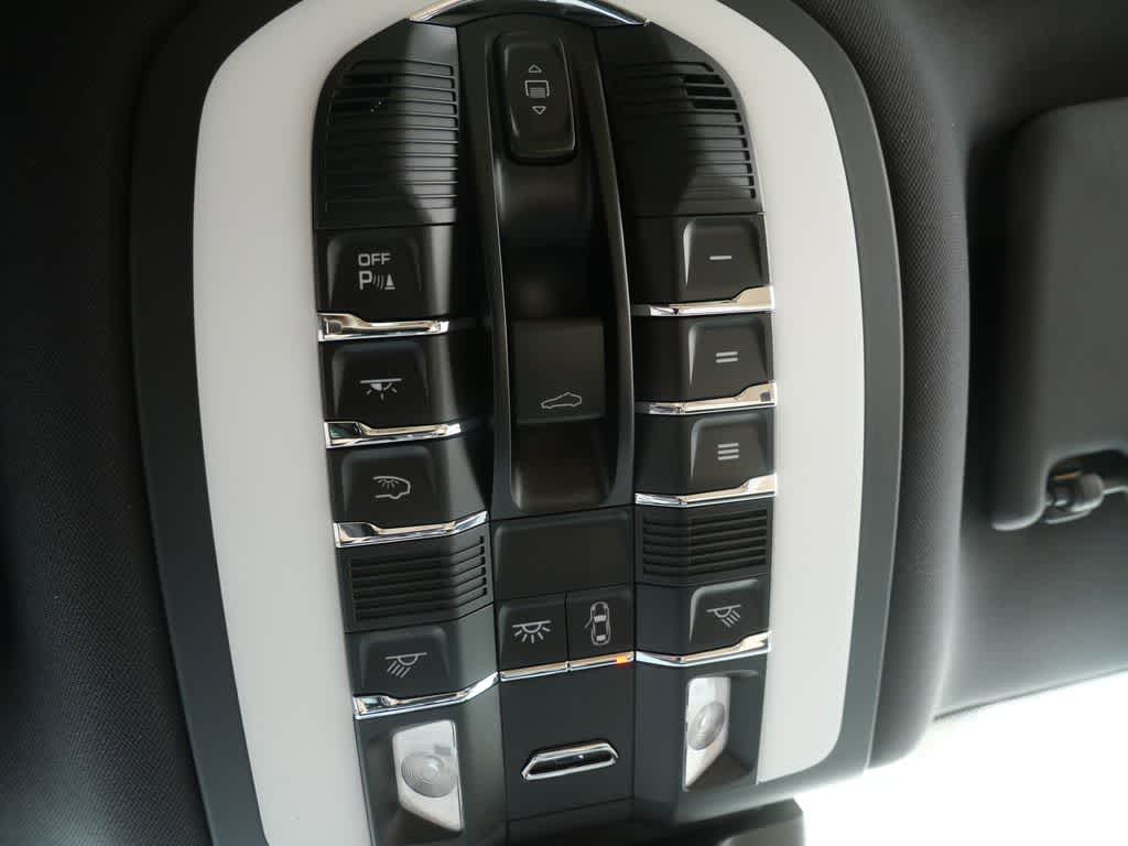 Thumbnail: 2025 Porsche Macan - 24