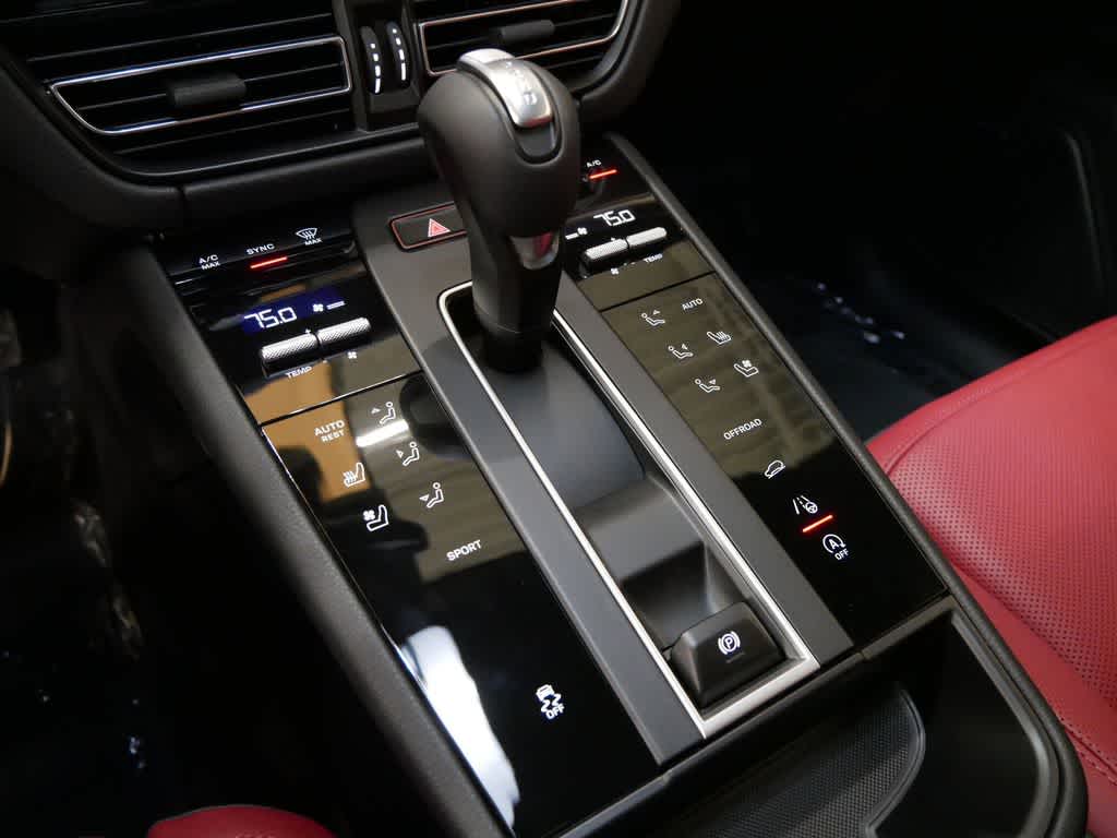 Thumbnail: 2026 Porsche Macan - 22