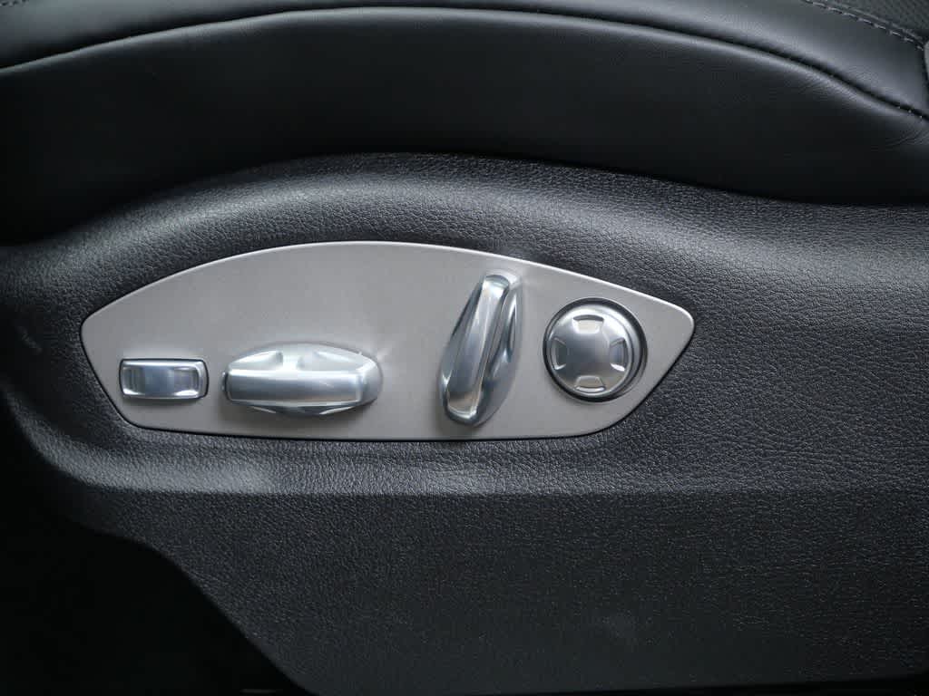 Thumbnail: 2026 Porsche Macan - 13