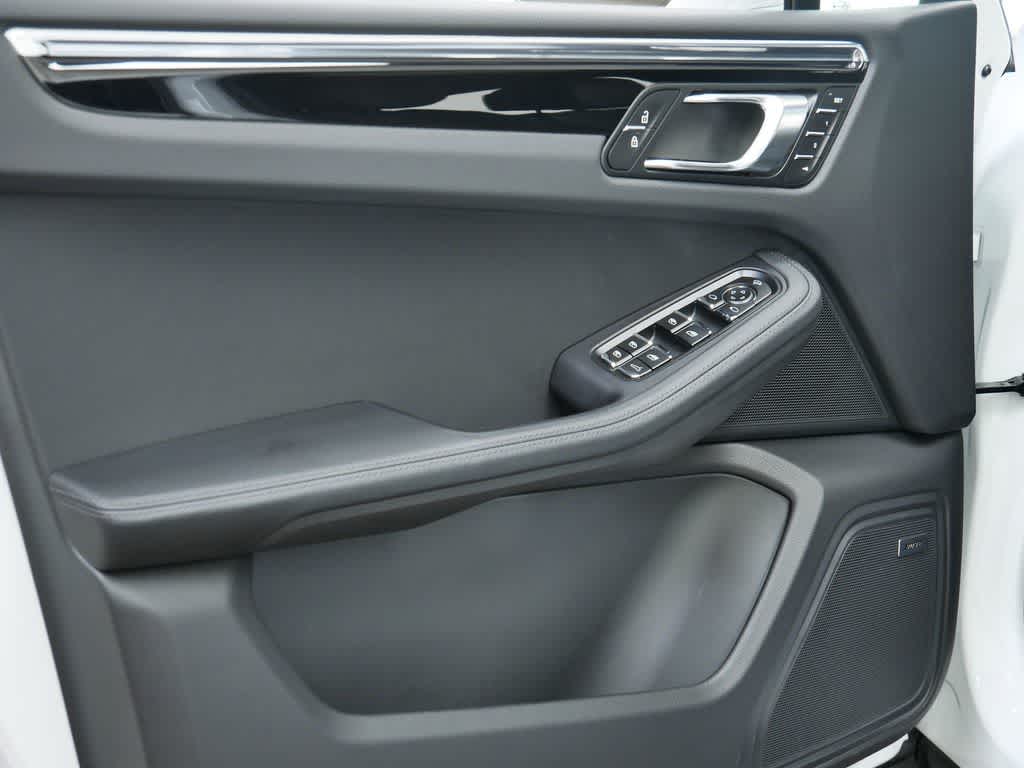 Thumbnail: 2025 Porsche Macan - 11