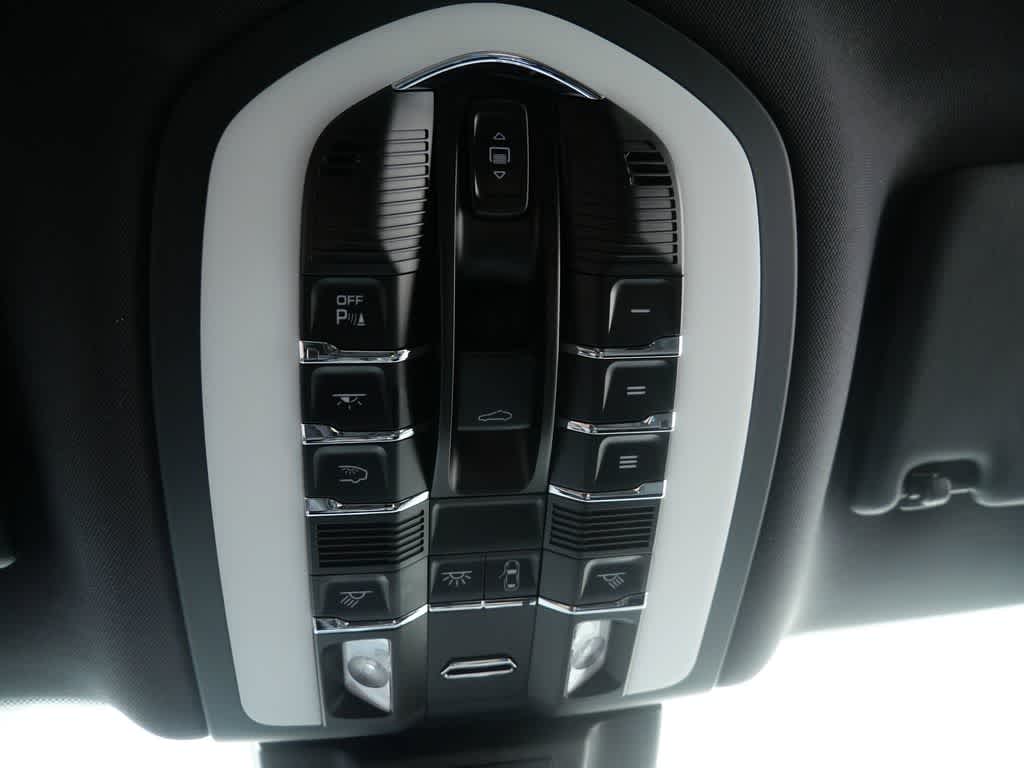 Thumbnail: 2025 Porsche Macan - 25