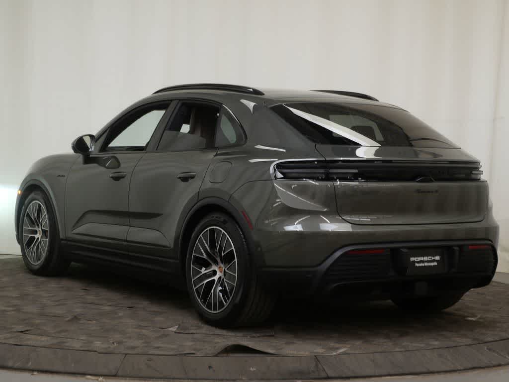 Thumbnail: 2026 Porsche Macan - 3