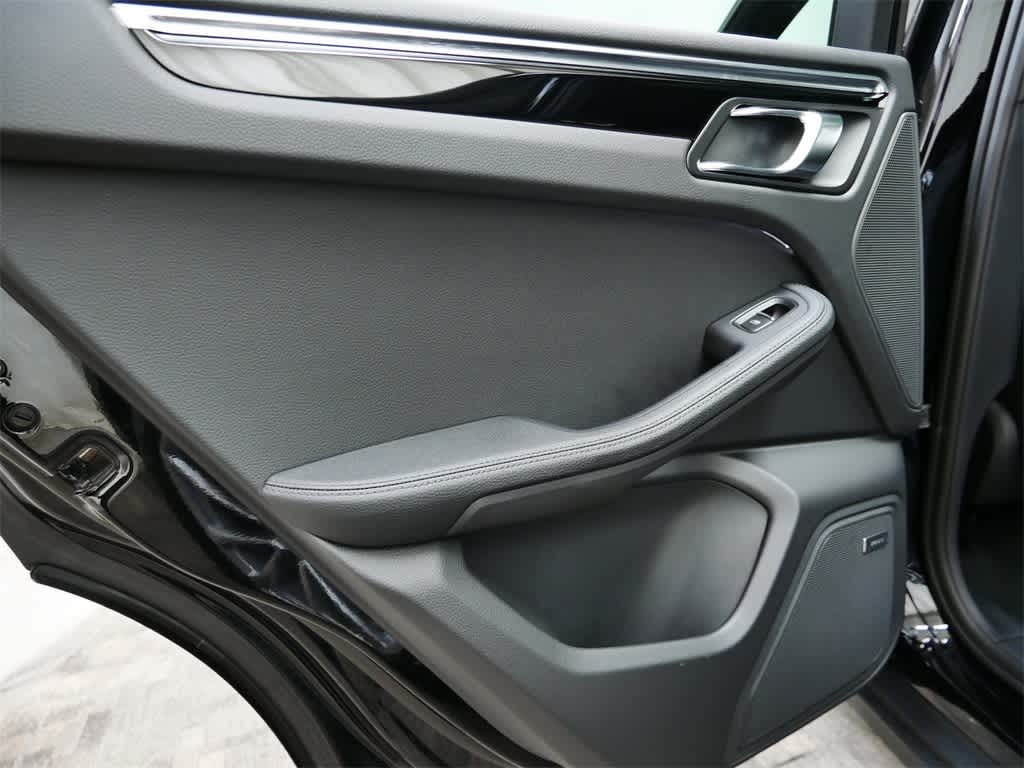 Thumbnail: 2026 Porsche Macan - 14