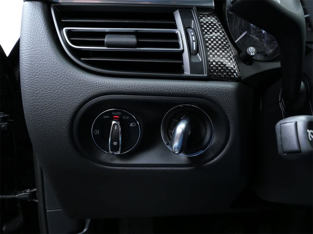 Thumbnail: 2025 Porsche Macan - 22