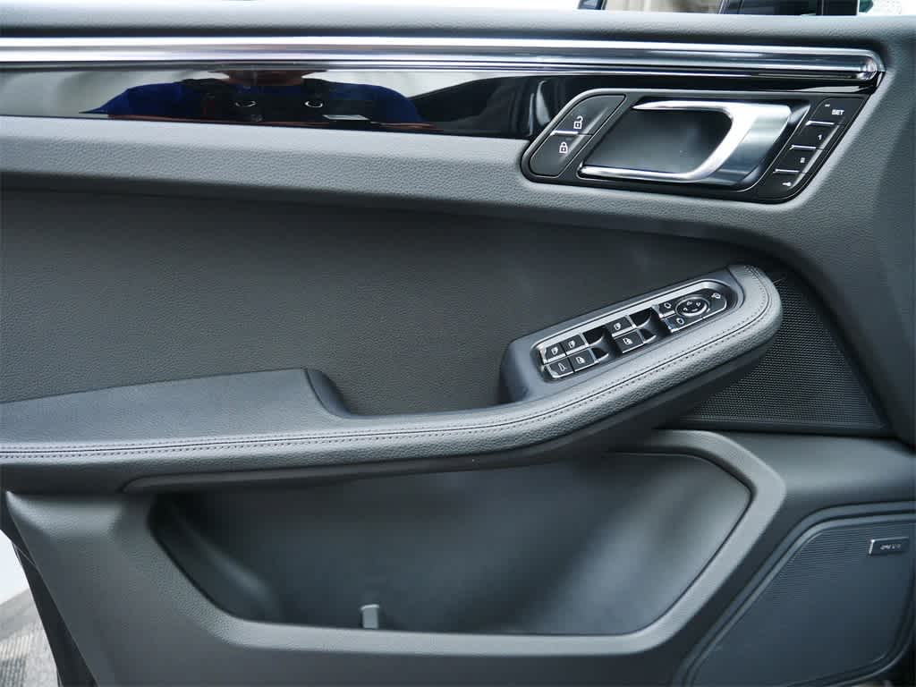 Thumbnail: 2025 Porsche Macan - 11