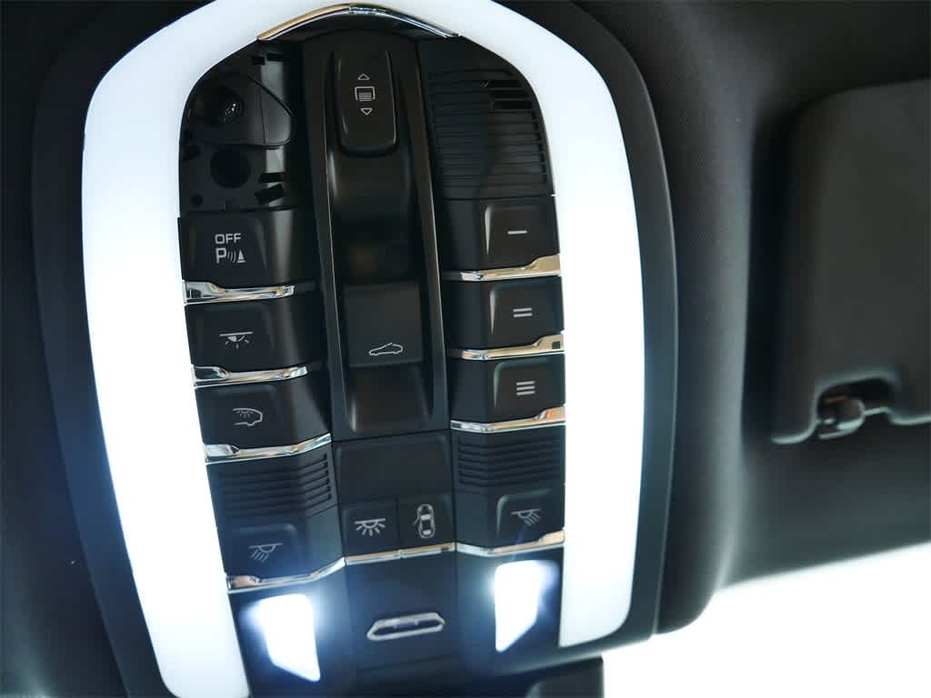 Thumbnail: 2018 Porsche Macan - 25