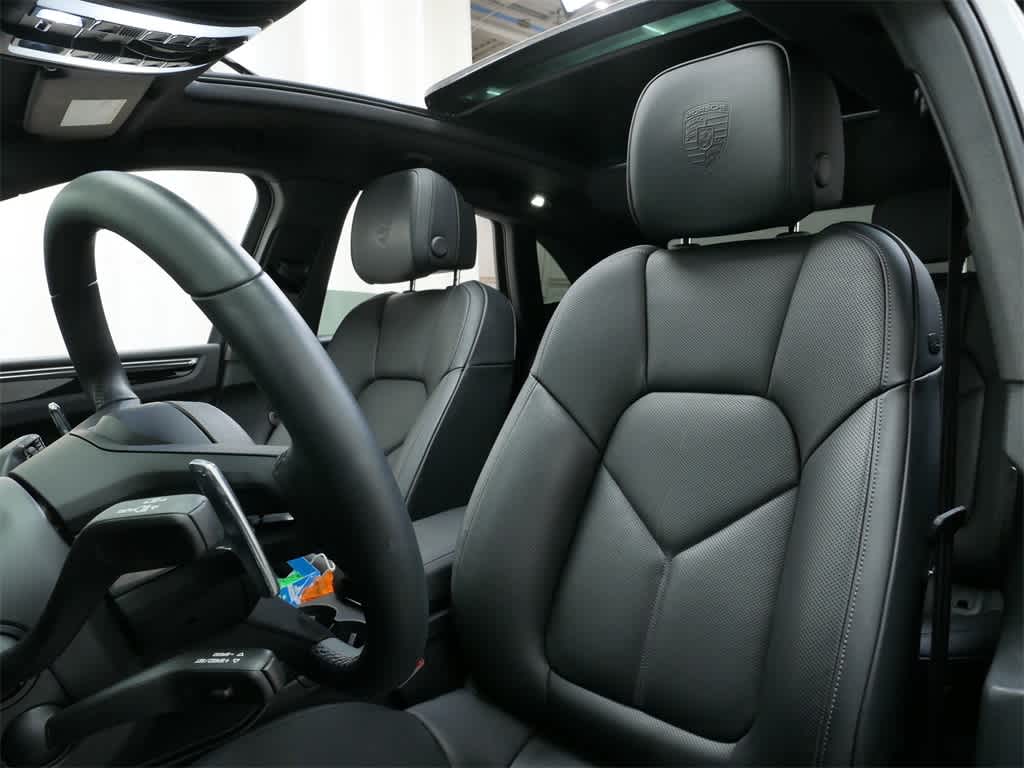 Thumbnail: 2025 Porsche Macan - 5