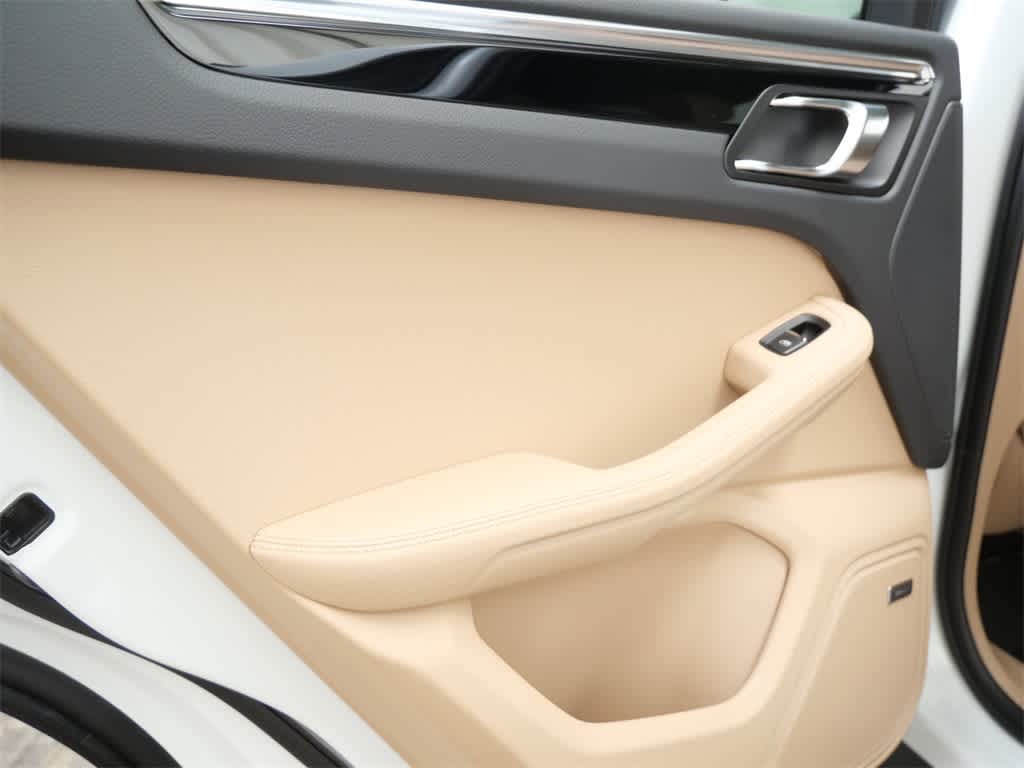 Thumbnail: 2026 Porsche Macan - 13