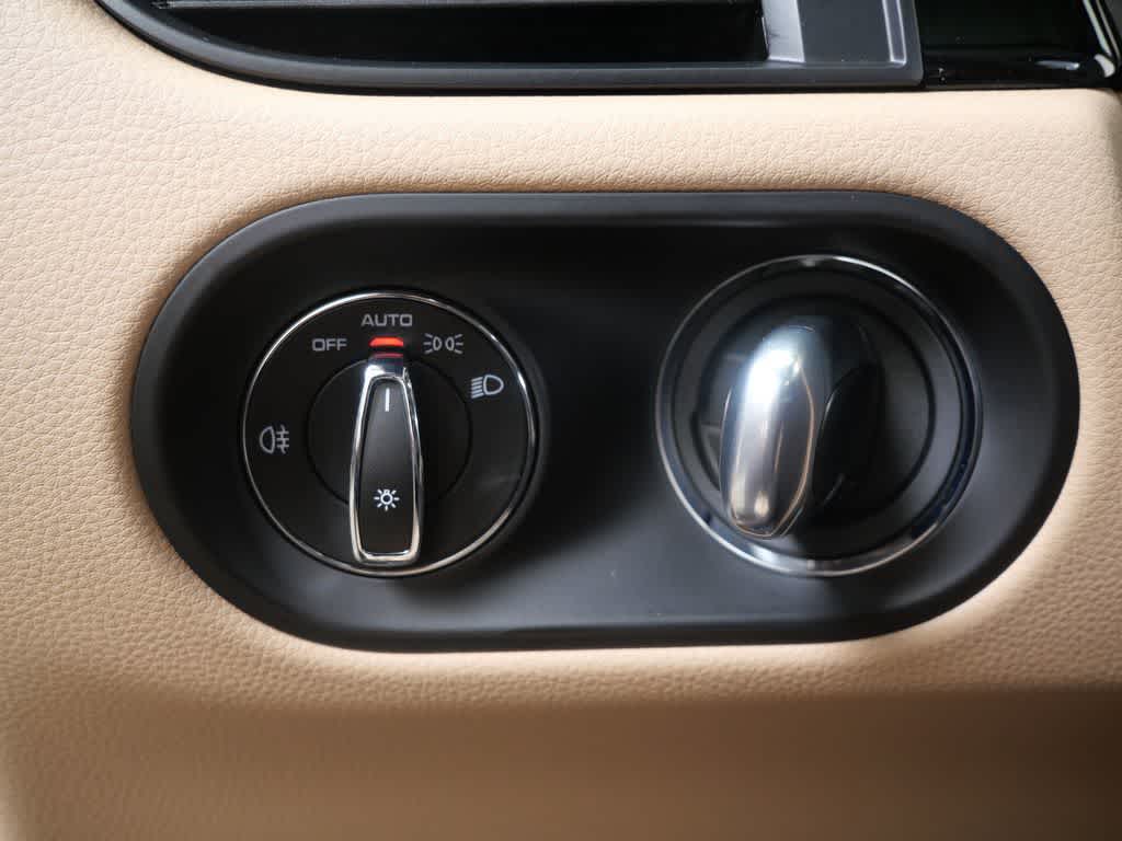 Thumbnail: 2025 Porsche Macan - 17