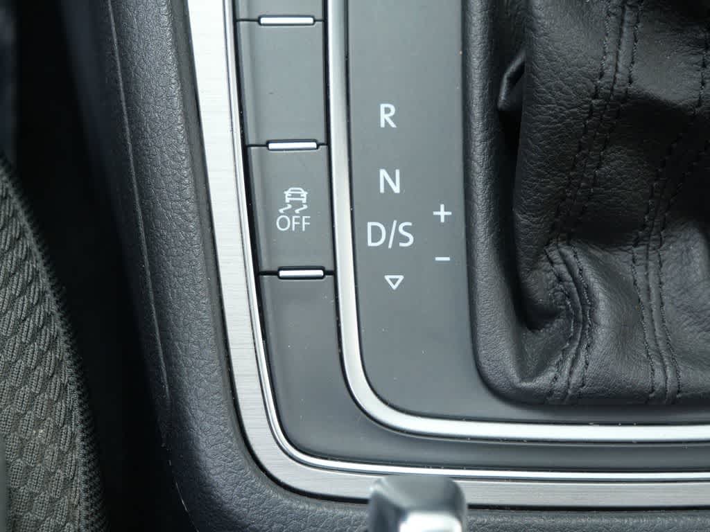 Thumbnail: 2017 Volkswagen e-Golf - 27