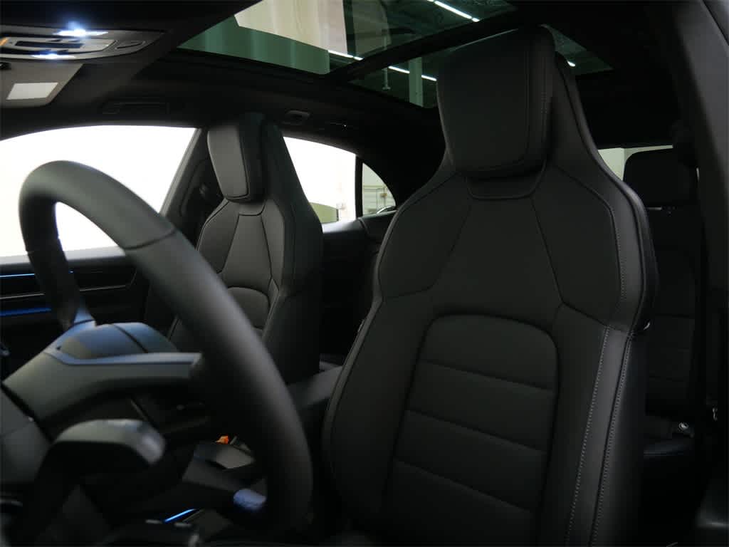 Thumbnail: 2026 Porsche Macan - 5