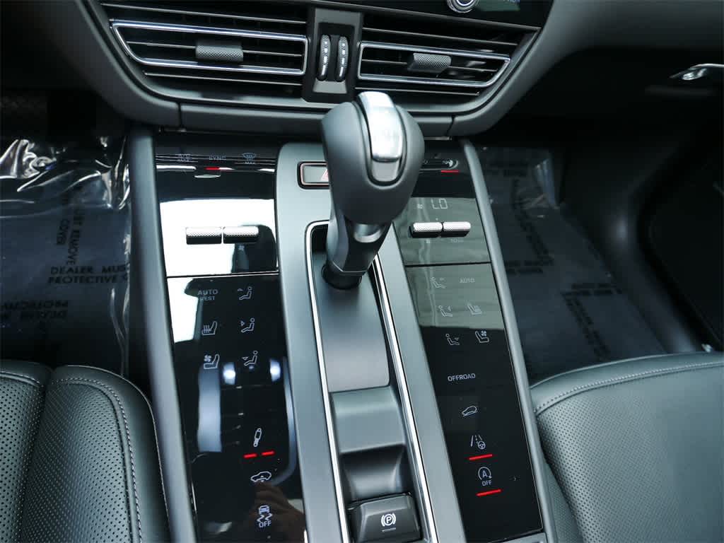 Thumbnail: 2025 Porsche Macan - 26