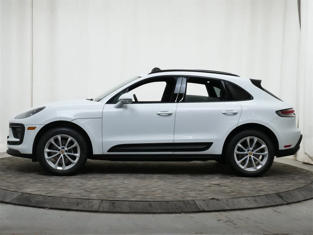Thumbnail: 2025 Porsche Macan - 2